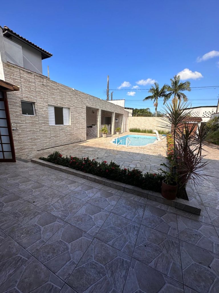 Casa com piscina no Centro de Ubatuba