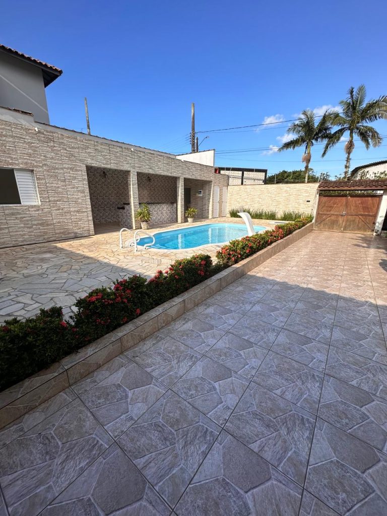 Casa com piscina no Centro de Ubatuba